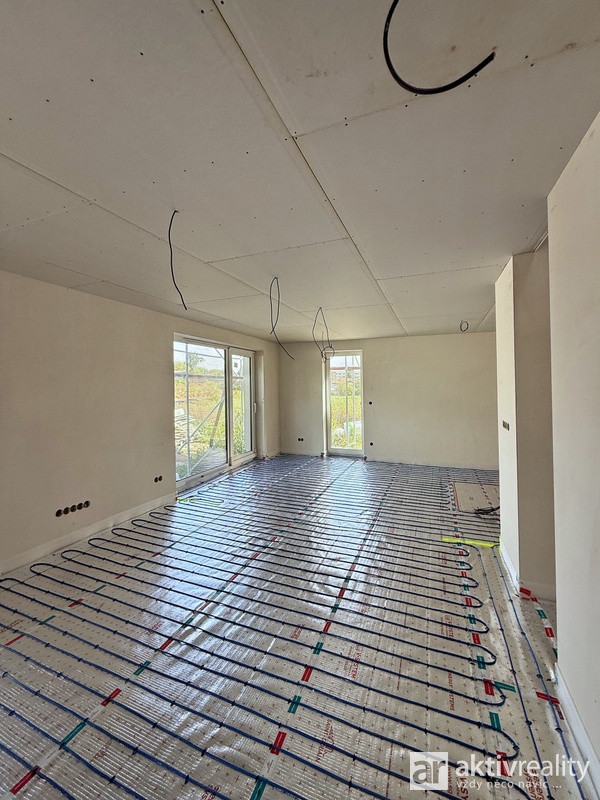 ?=Ob�vac� pokoj s kuchyn� � francouzsk� okno do zahrady - (12313642)