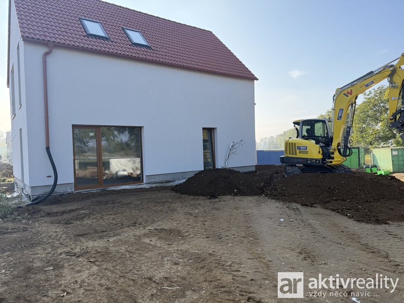 ?=Lu�ec � �t�t domu a zahrada, ter�nn� �pravy - (12327126)