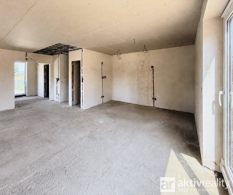 ?=Ob�vac� pokoj s kuchyn� � francouzsk� okno do zahrady - (12290325)