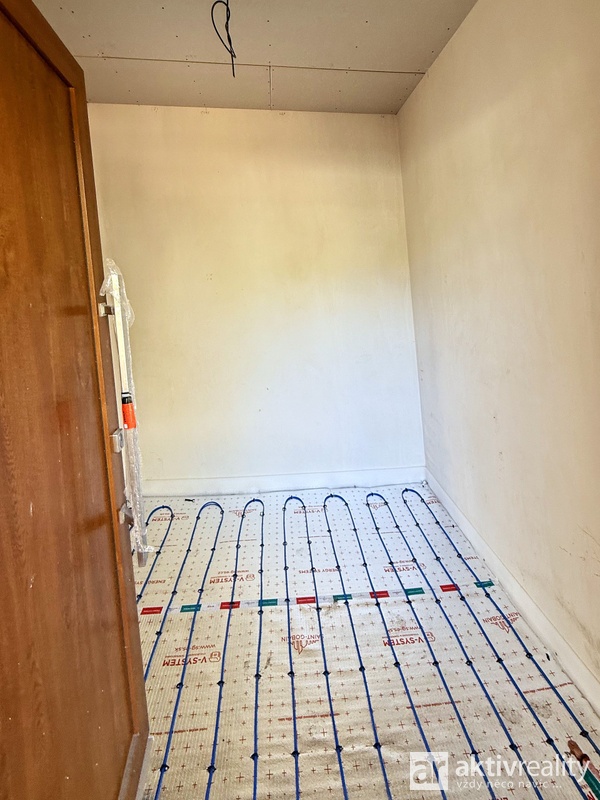 ?=Ob�vac� pokoj � hotov� betonov� podlaha, pohled k oknu - (12313574)
