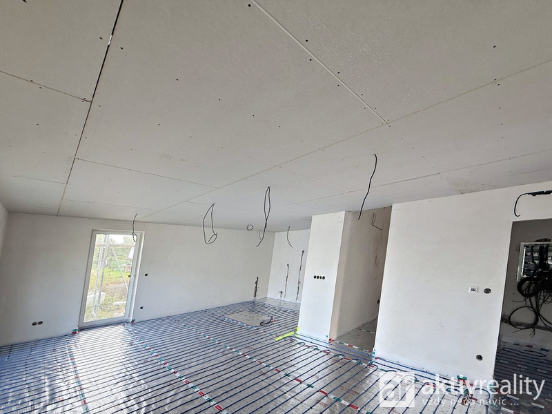 ?=Ob�vac� pokoj s kuchyn� � francouzsk� okno do zahrady - (12313577)
