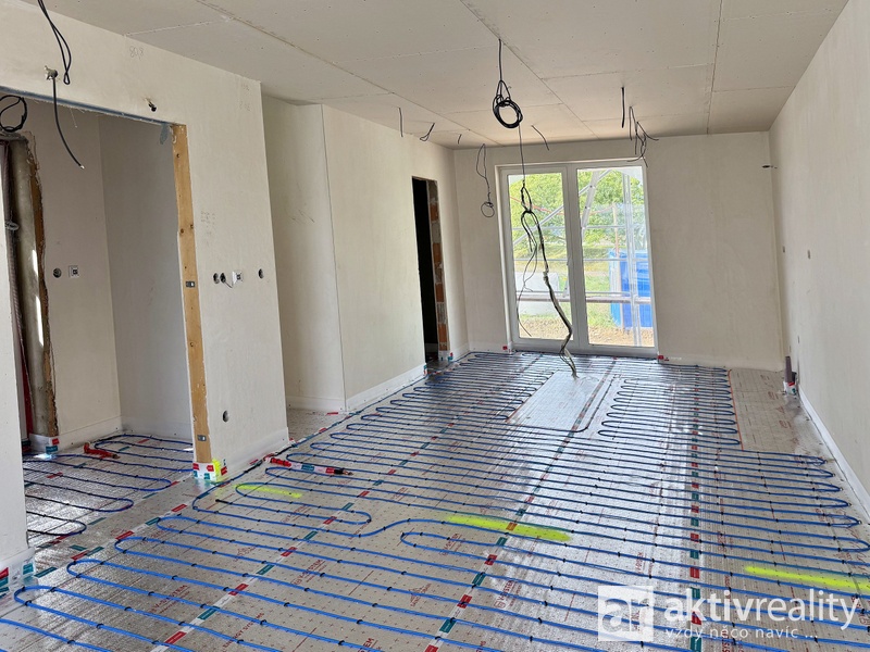 ?=Ob�vac� pokoj � podlahov� topen� p�ed beton�� - (12313579)