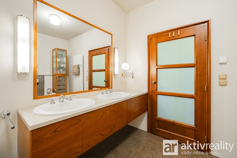 ?=7IV04049 - (12180019)