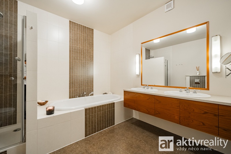 ?=7IV04047 - (12180020)