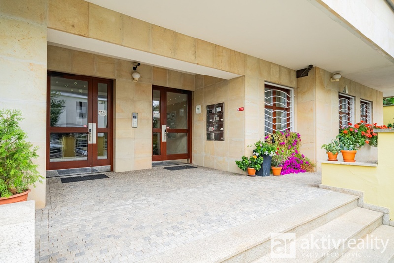 ?=7IV04074 - (12180027)