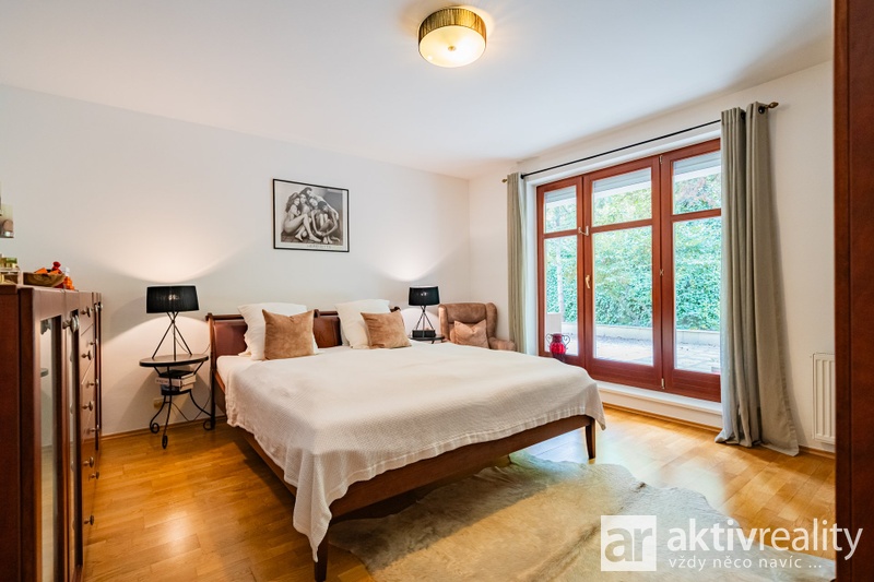 ?=7IV04052 - (12190659)